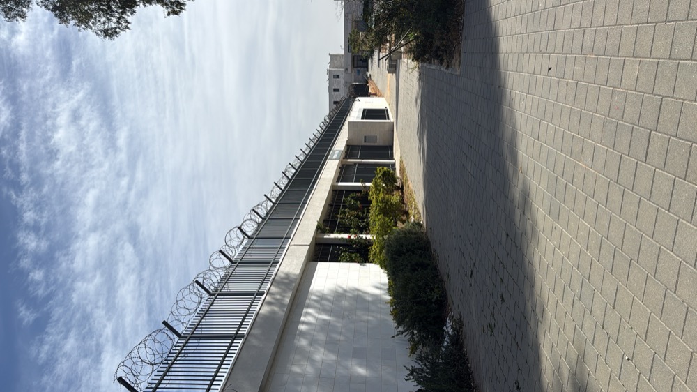 Здание военного суда в Израиле — колючая проволока, забор, КПП